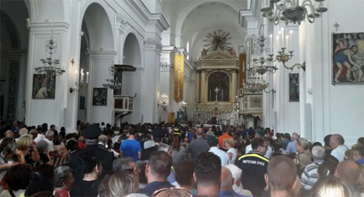 Torre del Greco - Crollo ponte a Genova, i funerali dei 4 giovani torresi. Il cardinale Sepe: «Colpa dell'uomo»