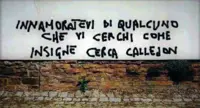 Una "genialata" di un tifoso del Napoli sul muro di un palazzo
