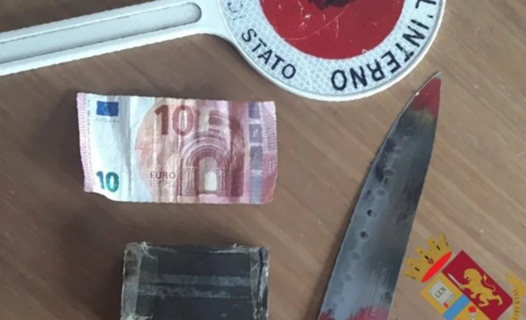 Napoli - Spacciano droga in casa, arrestati coniugi