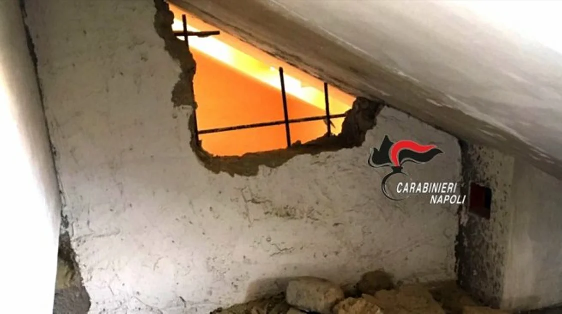 Volla - Rubano in appartamento dopo aver bucato parete, arrestati