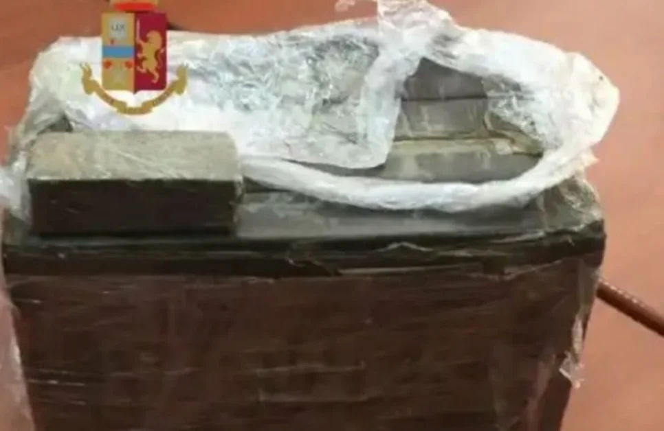 Napoli - Mezzo chilo di hashish nello zaino, arrestato 21enne
