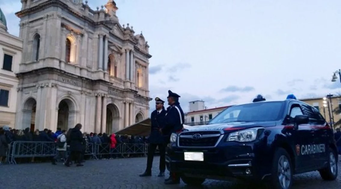 Pompei - Con una bottiglia in mano infastidisce clienti locali e si scaglia contro carabinieri