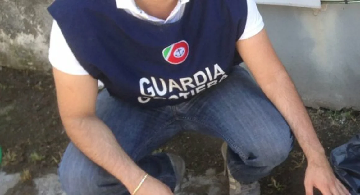 Procida (NA) - Frana costone, paura in spiaggia ma nessun ferito