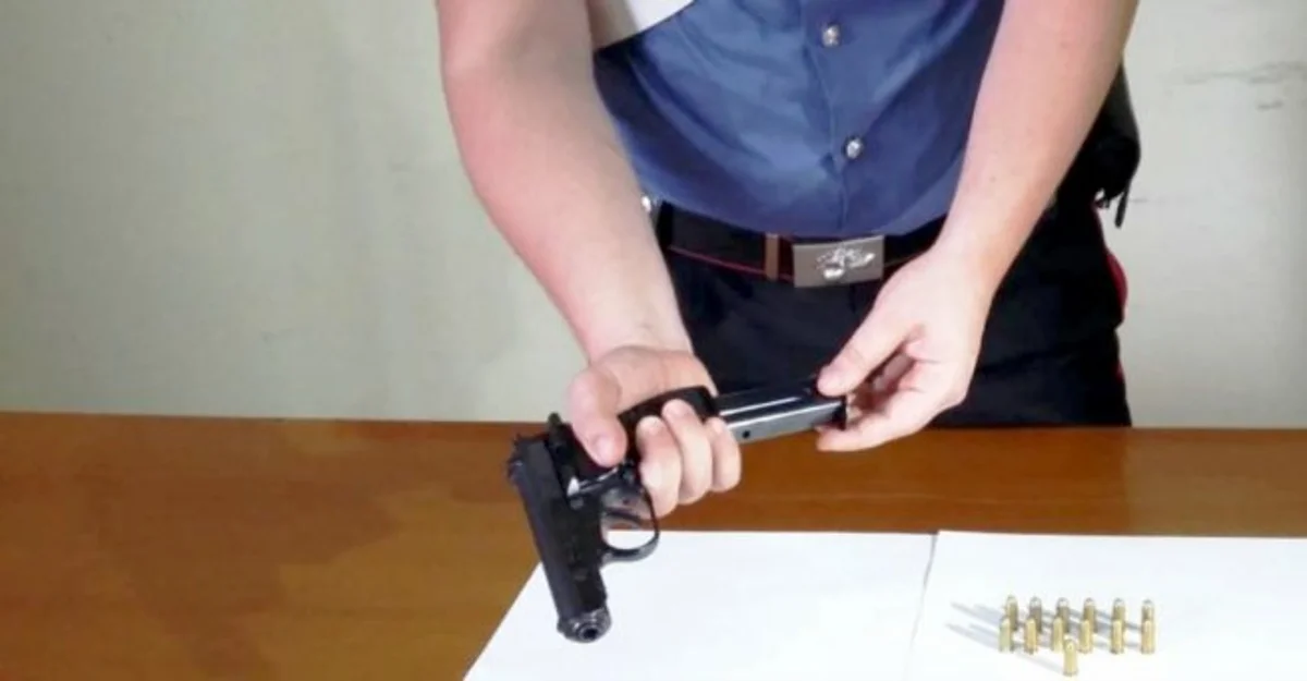 In giro nell'auto con una pistola carica, un arresto nel Vesuviano