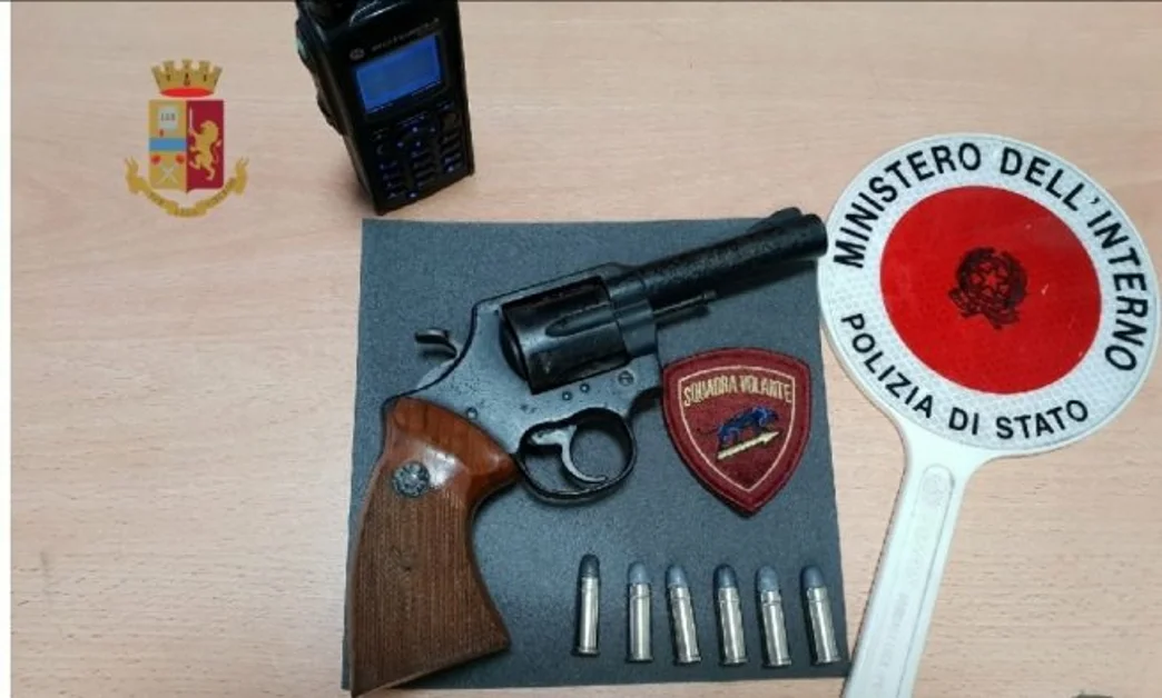 Napoli - Revolver carico nelle parti intime, arrestato reggente clan