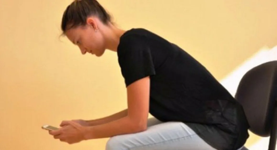 L’utilizzo del telefono cellulare mette in pericolo la colonna vertebrale cervicale