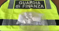 Napoli - Fermata in aeroporto con ovuli di cocaina, arrestata corriere della droga