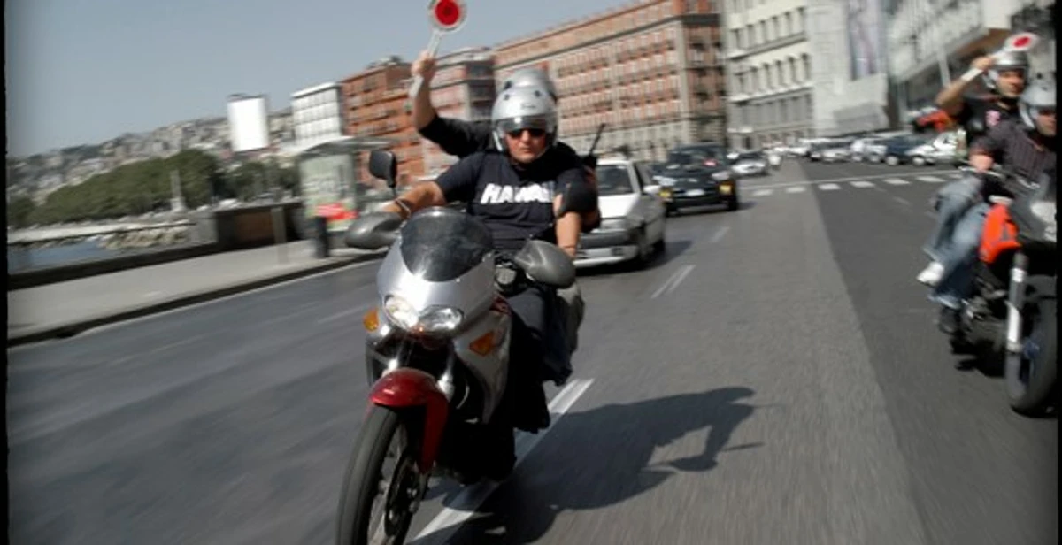 Napoli - Polizia arresta tre parcheggiatori abusivi a Coroglio