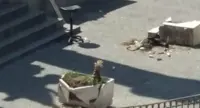Torre Annunziata - Piazza Cesàro, ennesimo scempio: teppisti distruggono le fioriere