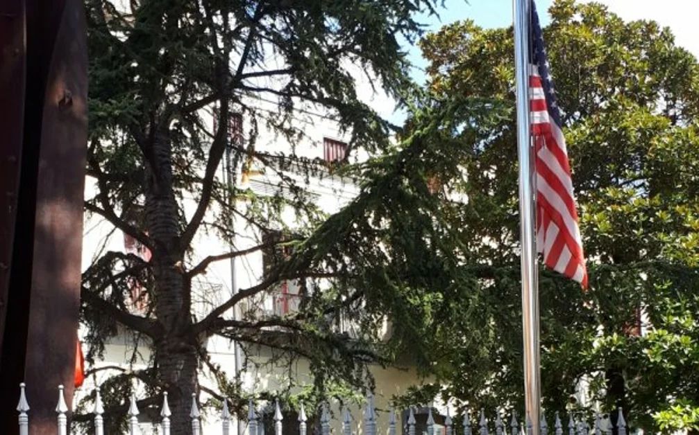 Pompei - Degrado attorno al monumento dell'11 Settembre, è polemica