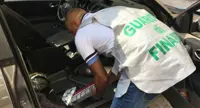 Caserta - Sigarette di contrabbando nei doppifondi dell'auto, sequestro da oltre un quintale