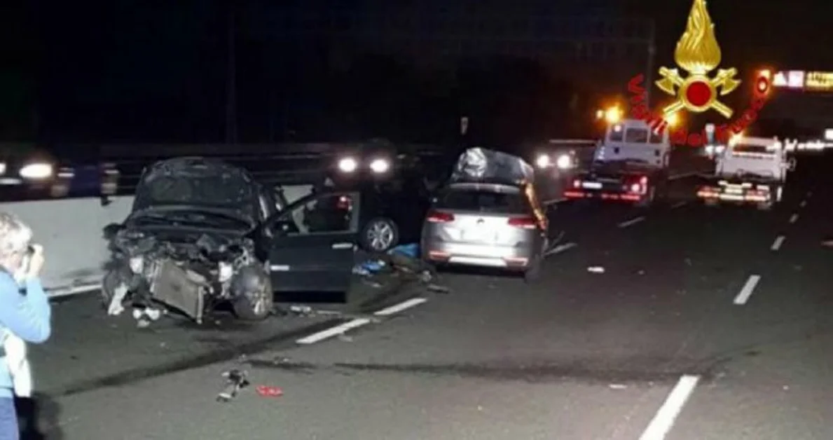 Coinvolta in un incidente, donna scende dall'auto per mettere al sicuro i figli. Travolta e uccisa