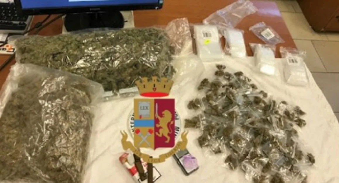 Portici - In casa con oltre un chilo di droga, arrestato giovane pusher. La nascondeva anche nella lavatrice