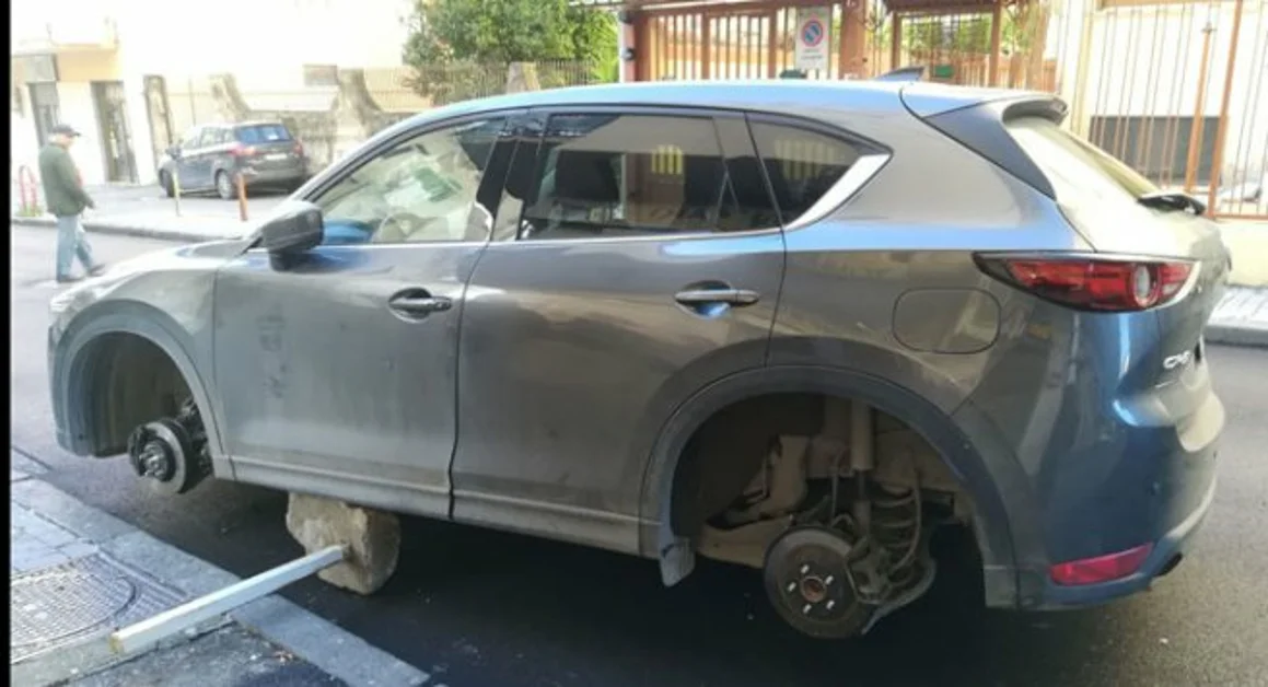 Torre Annunziata - Furti di pneumatici, arrestati due ladri. Nel loro Fiorino ruote e cerchi