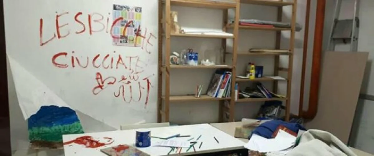 Vandali "razzisti"  in azione in una scuola a sostegno dei ragazzi del quartiere