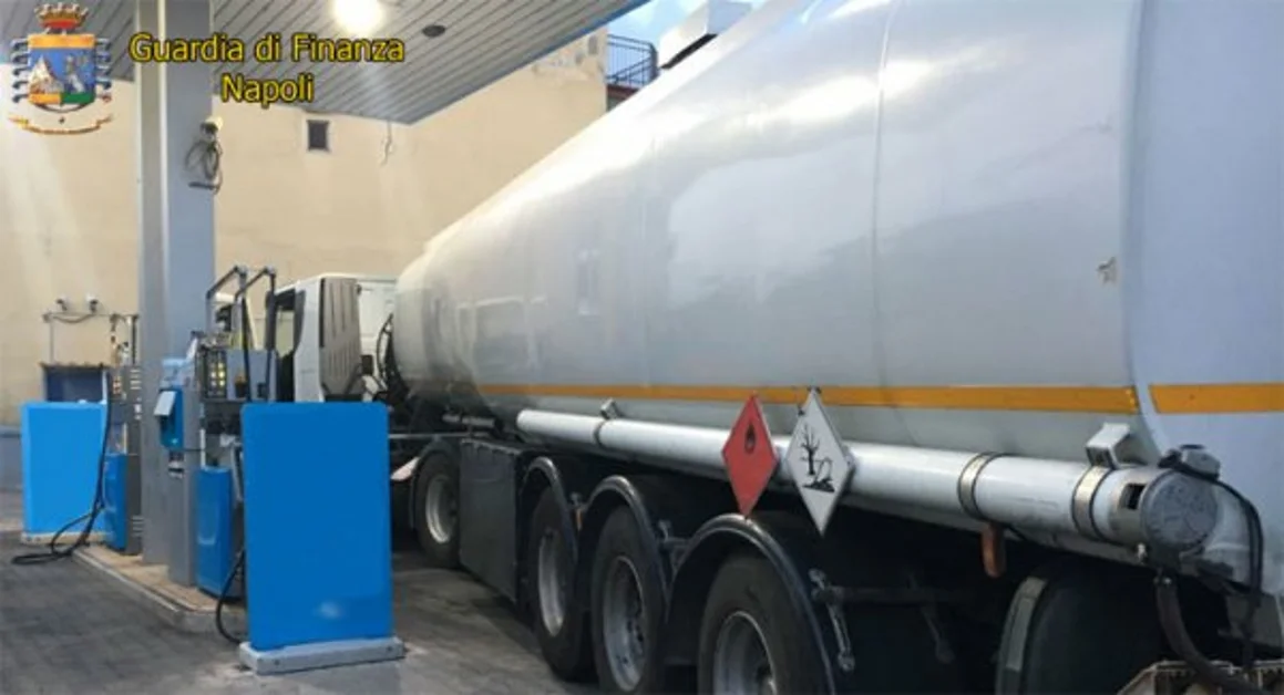 Napoli - Sequestrati 14mila litri di carburante, due persone denunciate