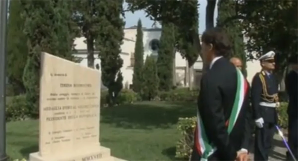 Portici - Stele commemorativa al Cimitero per Teresa Buonocore