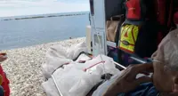 Ottantottenne chiede di vedere il mare e l'ambulanza si ferma sulla spiaggia