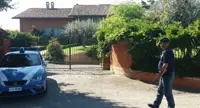 Rapina in una villa, picchiato medico e tagliato lobo dell'orecchio alla moglie
