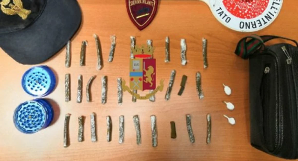 Afragola - Spacciava droga dalla finestra di casa, arrestato