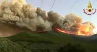Incendio nel Pisano, proseguono operazioni di spegnimento. Centinaia di persone evacuate