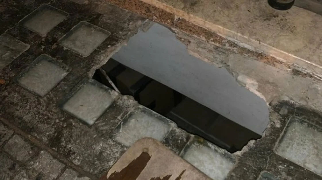 Torre Annunziata - Voragine in un marciapiedi di via dei Mille, giovane ci finisce dentro