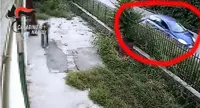 Investe tre ciclisti, uno muore. Arrestato pirata della strada: è un 24enne di Villa Literno