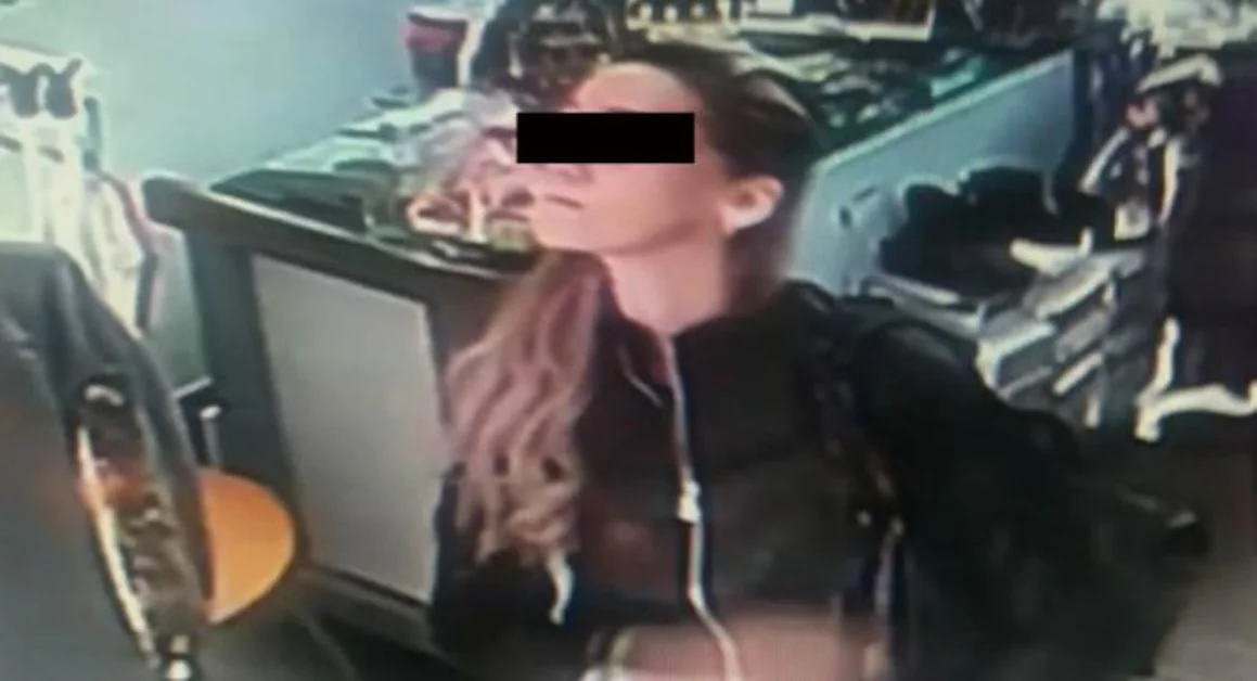 Torre Annunziata - Rubano il portafogli con 900 euro a una commerciante nel suo negozio, lei pubblica le immagini su Facebook