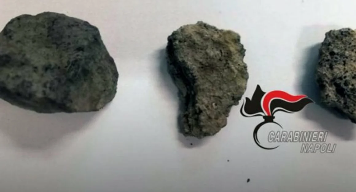 Pozzuoli (NA) - Lancia pietre contro studenti nel piazzale della scuola, denunciato