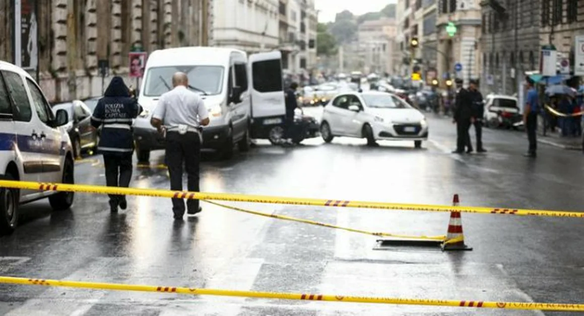 Investito da un bus turistico mentre attraversa sulle strisce, muore 54enne