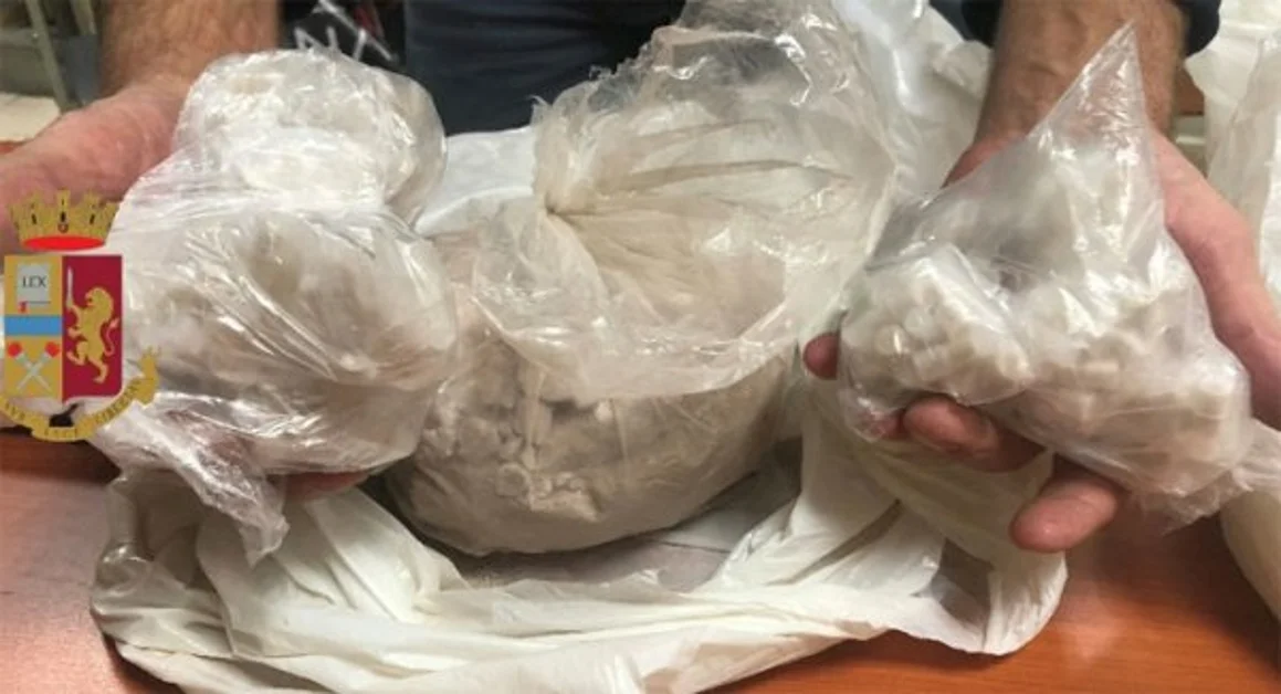 Napoli - La Polizia sequestra un chilo e mezzo di eroina a Scampia