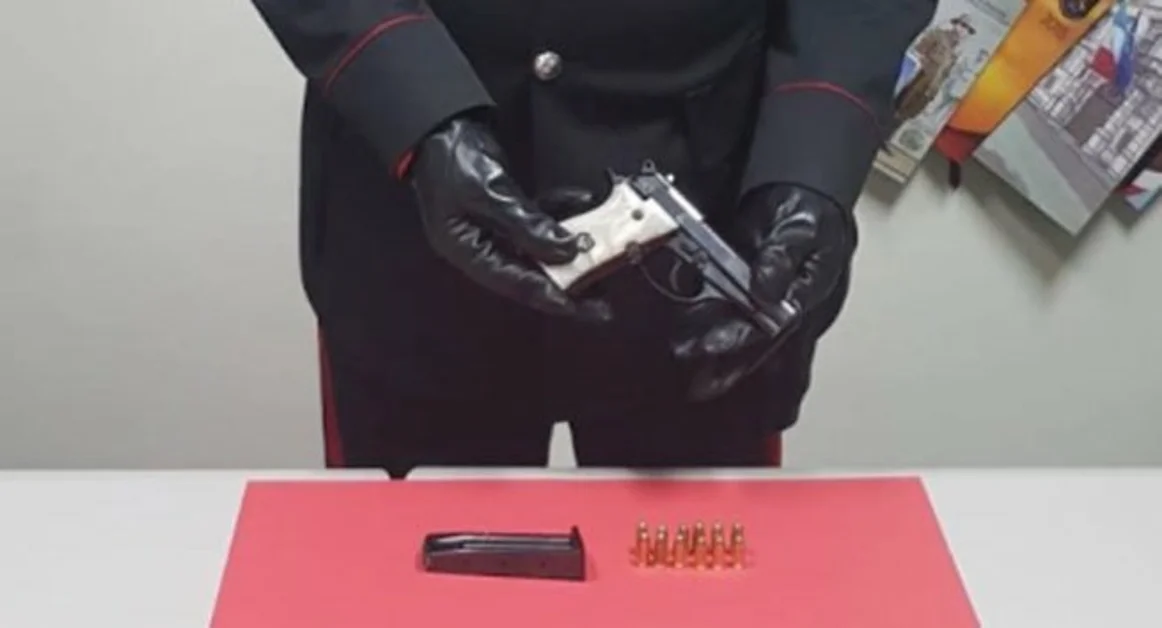 Boscoreale - Pistola con colpo in canna, giovane arrestato al Piano Napoli dopo inseguimento
