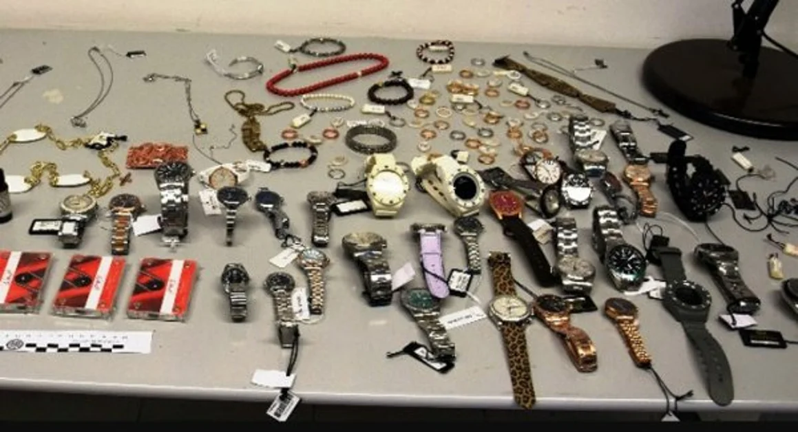 Giugliano (NA) -- In auto con oggetti d'oro e monili, due fermati per ricettazione