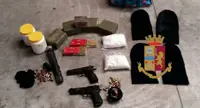 Napoli - Armi e 5 kg droga nei garage, maxi sequestro al Parco Arcobaleno a Secondigliano