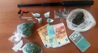 Nel Vesuviano: droga e manganello in auto, denunciato 18enne. Arrestato un altro giovane per detenzione di marijuana