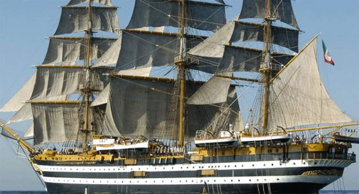 Castellammare - La nave scuola "Amerigo Vespucci" della Marina Militare ormeggia nel porto