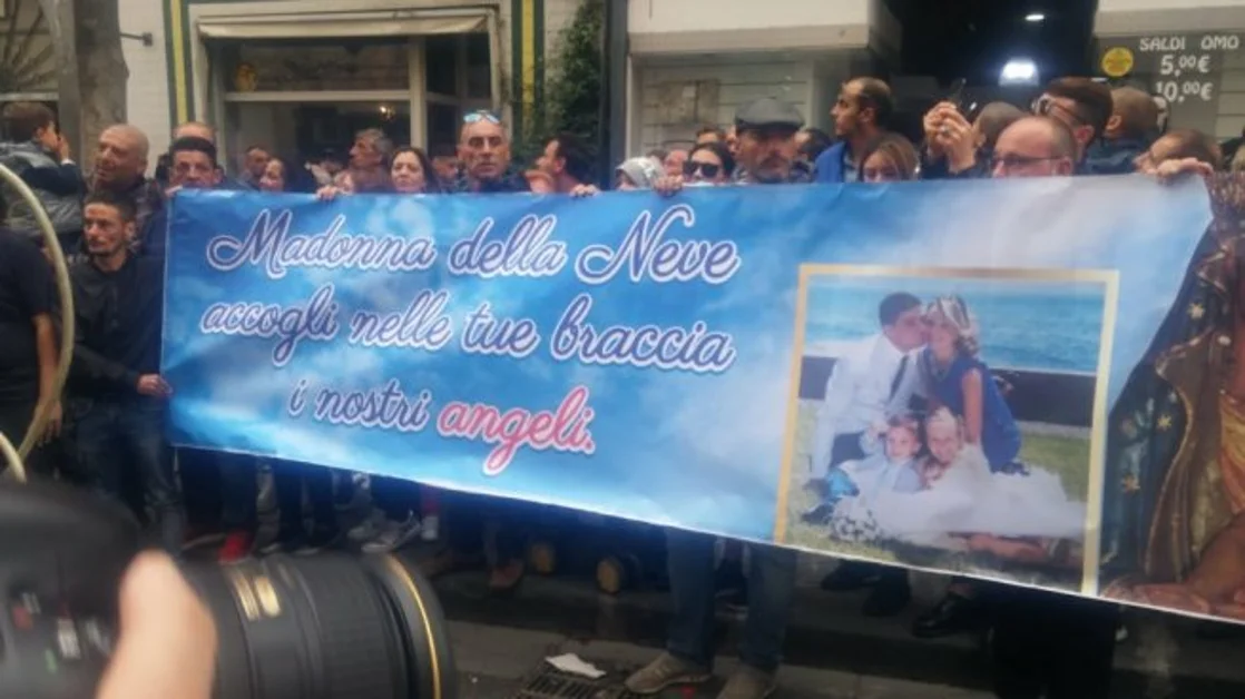 Torre Annunziata - La Madonna in processione: striscione per le vittime di Rampa Nunziante