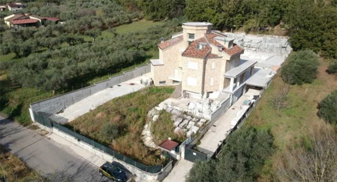 Caserta - Sequestrata lussuosa villa a legale rappresentante centro sanitario