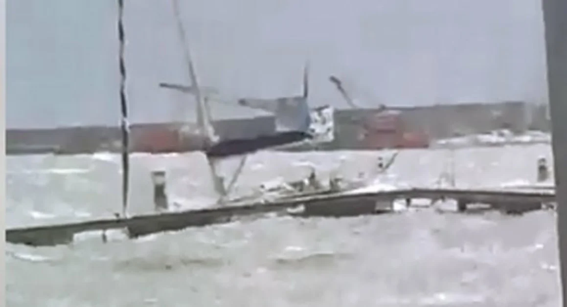 Torre Annunziata - Violenta burrasca nel porto, distrutta e affondata barca a vela. Voragine in strada in via Carminiello