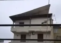 Scafati - Tetto di una palazzina scoperchiato dal forte vento