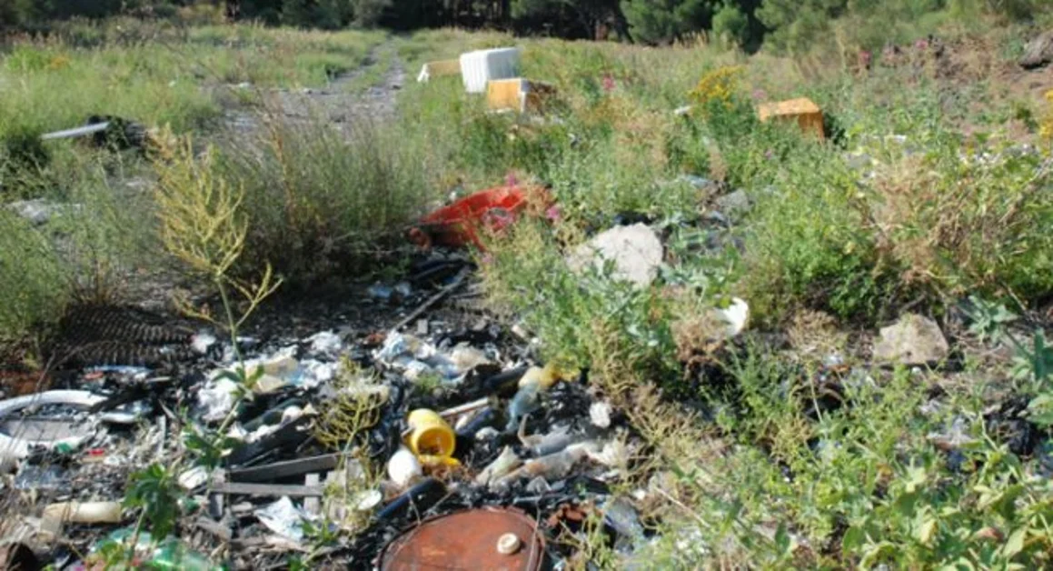 Le micro discariche abusive sul Vesuvio, la denuncia delle associazioni