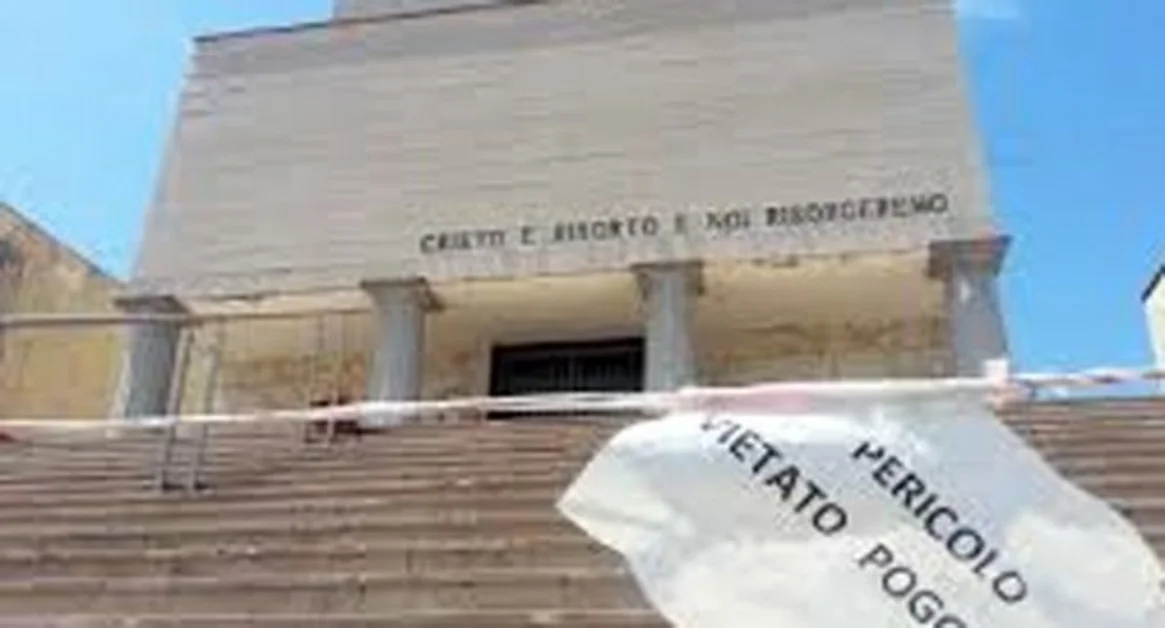 Pompei - Degrado nel cimitero, la chiesa è inagibile. Il Comune non ha i soldi per metterla in sicurezza