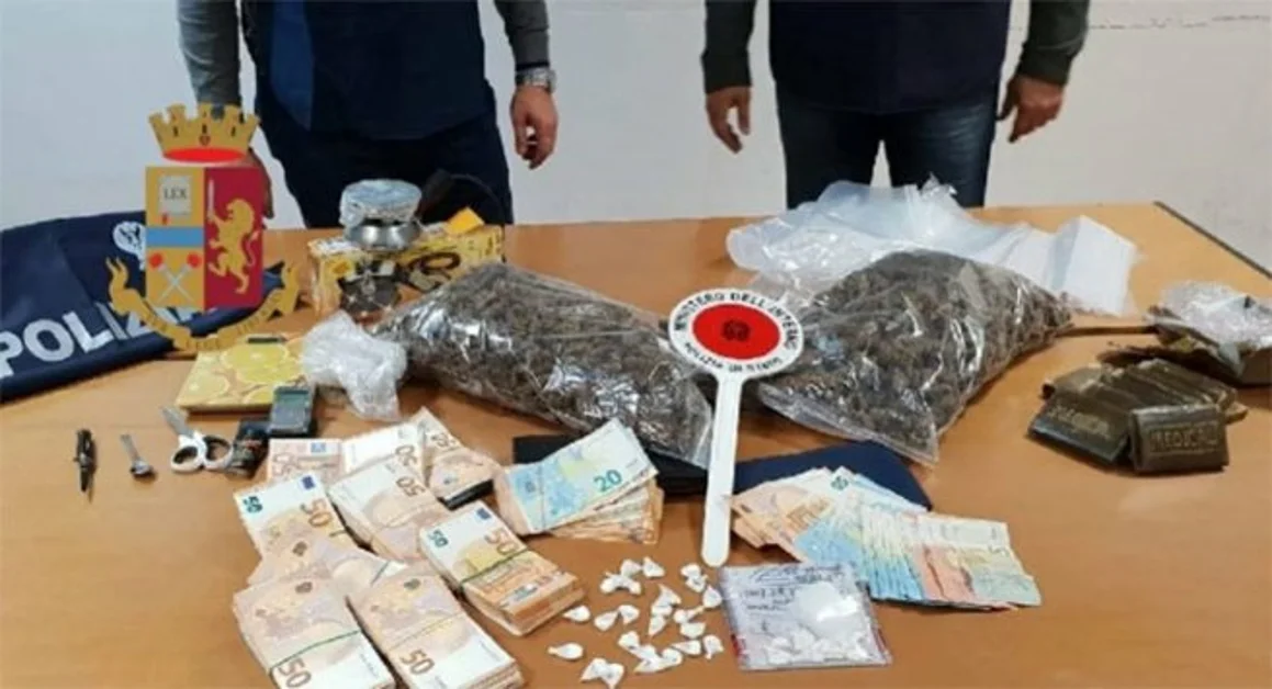 Torre del Greco - Piazza di spaccio, sequestrati diversi chili di droga: un arresto