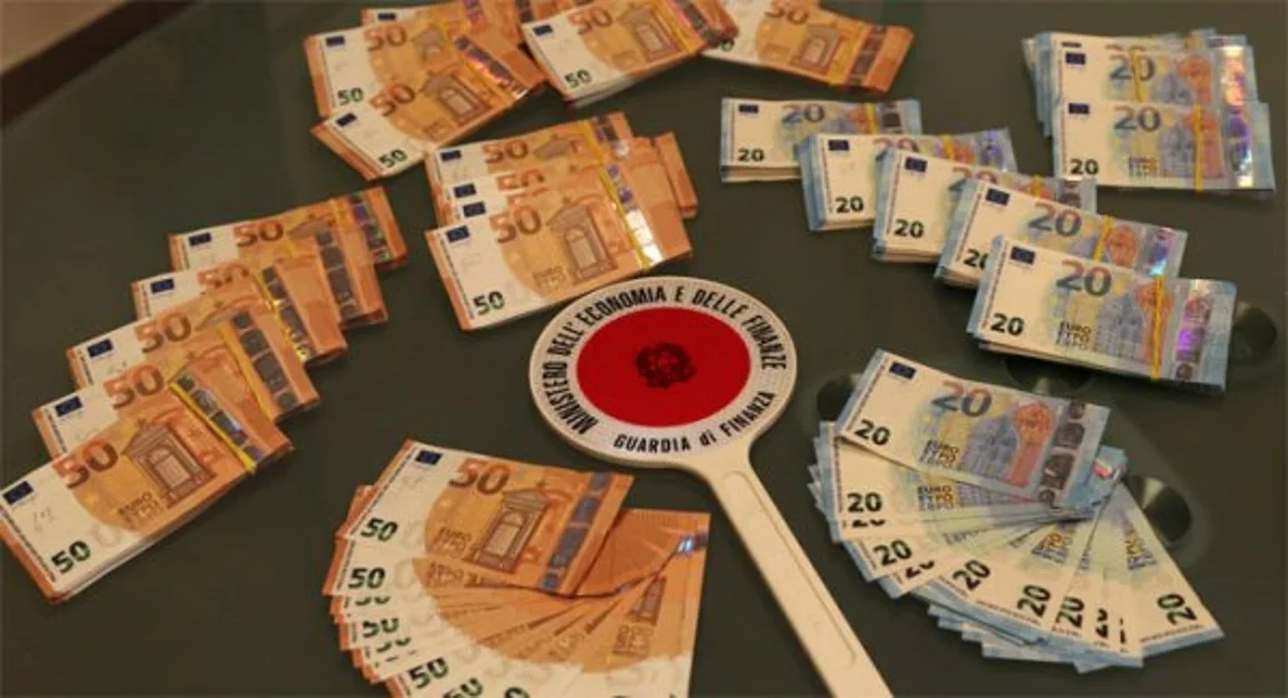 Napoli - In una borsa oltre 60mila euro contraffatti, arrestata una donna