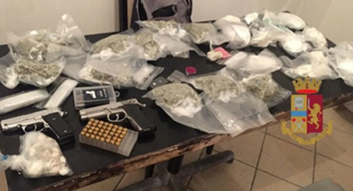 Napoli - Droga, armi e munizioni in un'abitazione ai Quartieri Spagnoli: arrestato 29enne