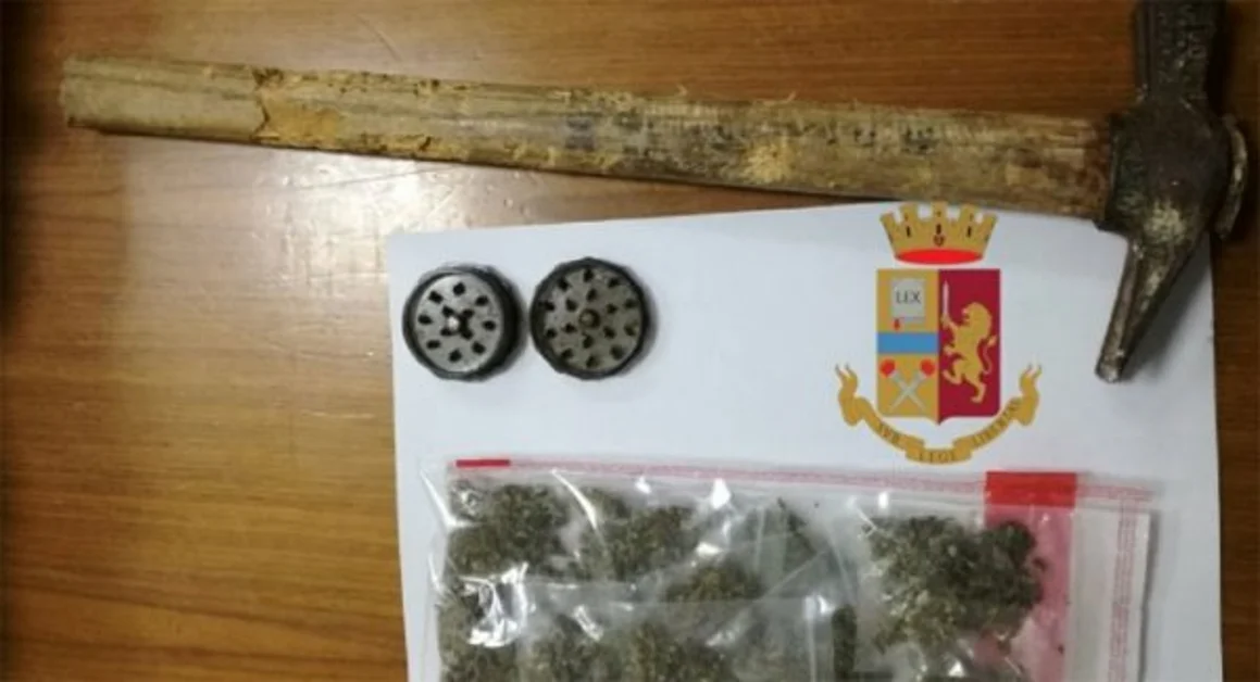 Napoli - Minaccia coinquilino con un martello e lo colpisce con un pugno: in casa gli trovano droga