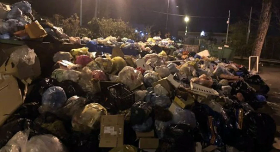 Torre del Greco - Emergenza rifiuti, il sindaco Palomba: «Questa non è la terra dei fuochi» 