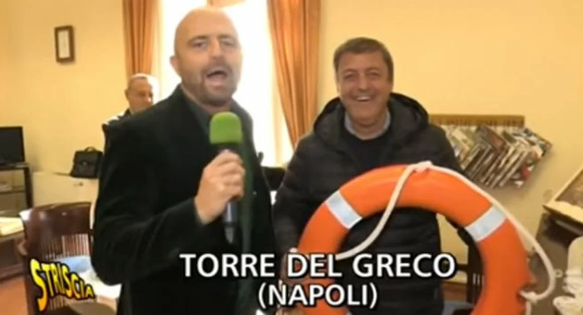 Torre del Greco - Emergenza rifiuti, il sindaco Palomba intervistato da Luca Abete di Striscia