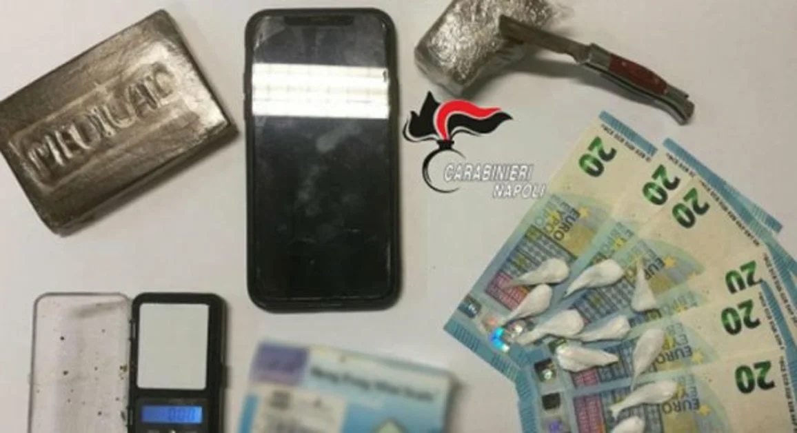 Pozzuoli (NA) - Droga nell'armadio della camera da letto, arrestato pusher