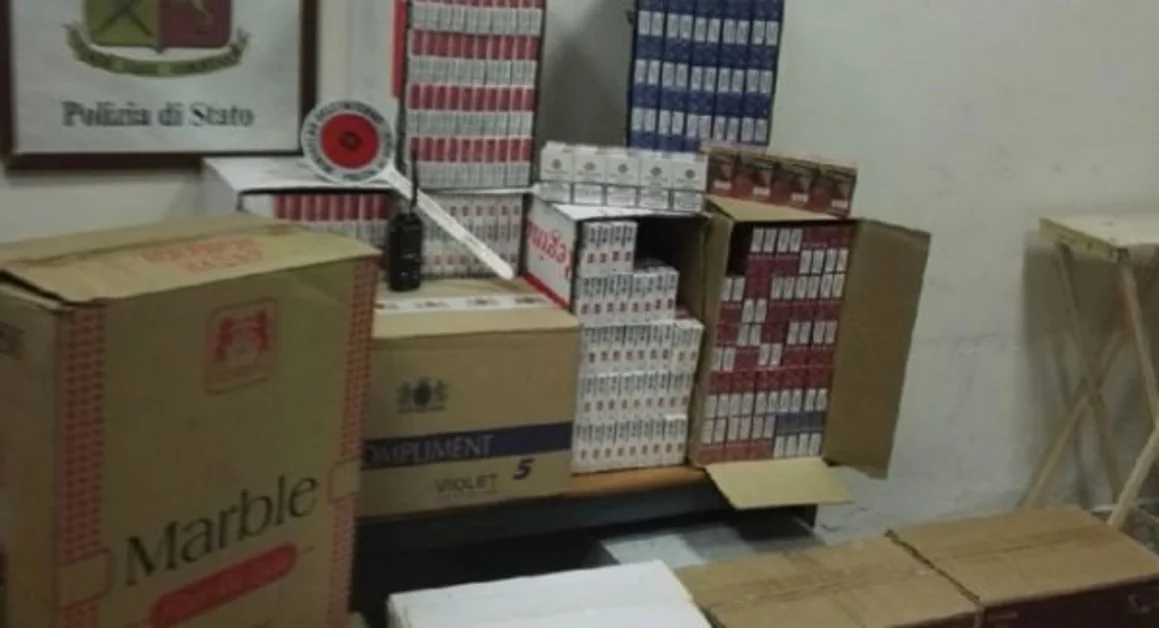 Napoli - Nascondeva oltre un quintale di sigarette di contrabbando nella casa dei genitori, arrestato
